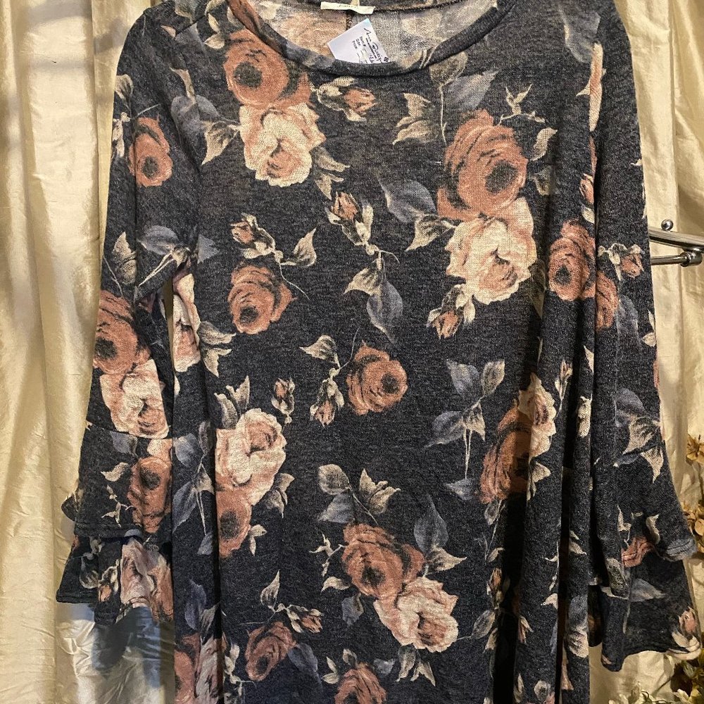 Floral ruffle sleeve tunic